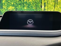 【8.8インチマツダコネクト】車内の雰囲気にマッチした大型のディスプレイ。スマホ接続でのナビ使用やBluetooth再生等、様々な機能が楽しめます。直感的なダイヤル操作が可能で、使い勝手も良好です。