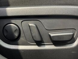 【パワーシート】スイッチ一つで簡単にシートの微調整が可能！電動だから力もいりません！快適なシートポジションにセットして、快適なドライブをお楽しみください。