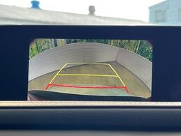 【バックカメラ】駐車時に後方がリアルタイム映像で確認できます。大型商業施設や立体駐車場での駐車時や、夜間のバック時に大活躍！運転スキルに関わらず、今や必須となった装備のひとつです！