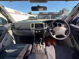 【室内】コックピット。車内もキレイで嫌な臭いもありません！ご納車後の臭いが付きにくくなる「空気触媒コーティング」もあります。