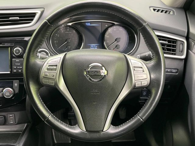 インテリアに合わせたデザインのステアリングは、運転される方のことも考え、運転しやすい形状、大きさです。是非一度、実際に触ってお確かめください。