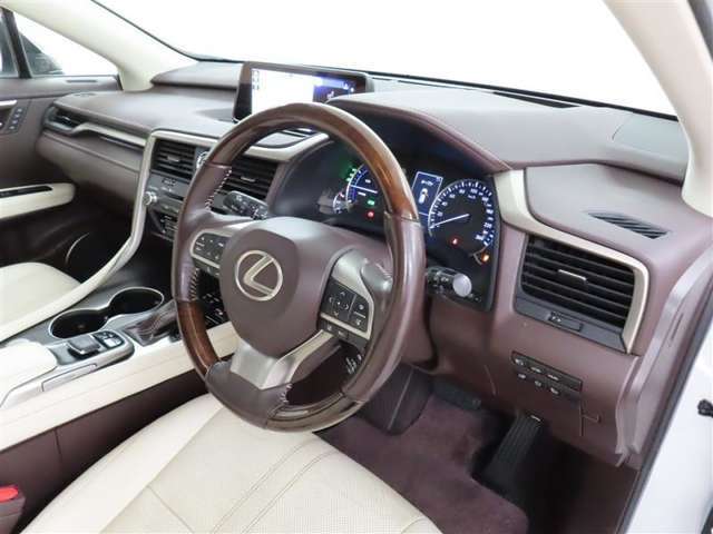 高級感のある美しいインテリアデザインの運転席です。