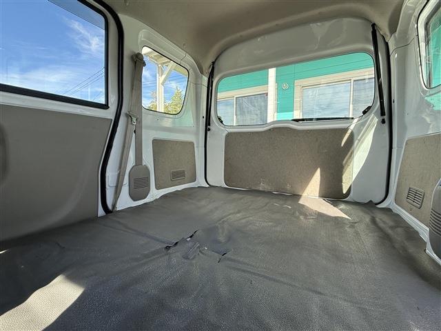 助手席側スライドドアからの荷室の様子です