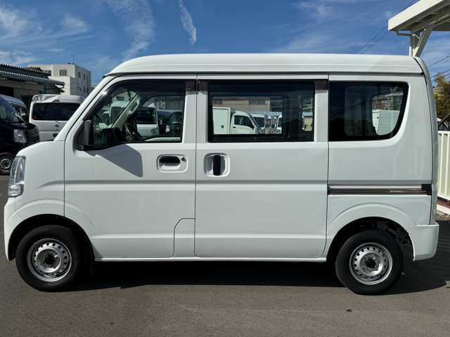 お客様に気持ちよく乗っていただくため、1台ずつルームクリーニングと外装磨きを行っております。