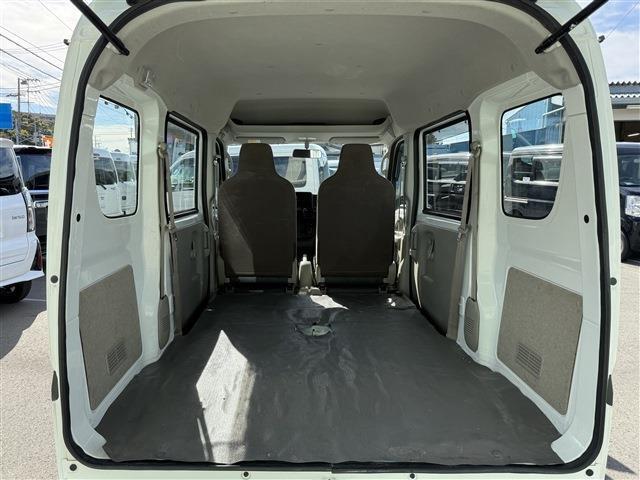 荷室はシートフラットになるので、お仕事の道具などを積むのに便利です！