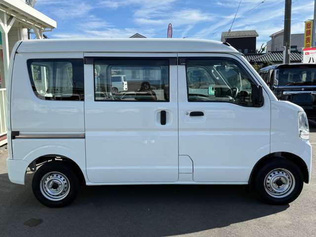 お客様に気持ちよく乗っていただくため、1台ずつルームクリーニングと外装磨きを行っております。