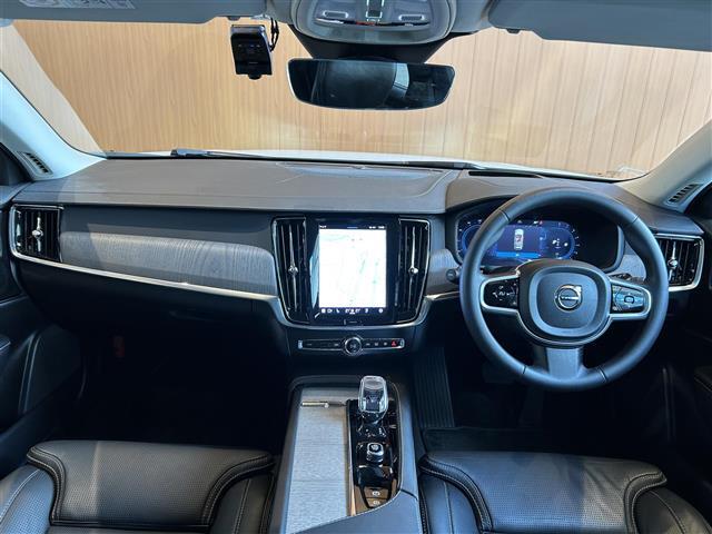 全体を俯瞰してみるとよく分かる、細部までこだわったデザインです！ドライバーの運転姿勢にもこだわっていることがよく分かります！