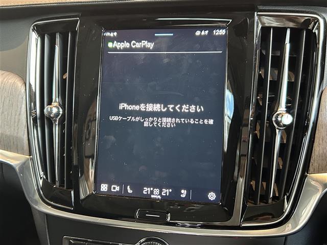 手持ちのiPhoneと接続することで、車内のディスプレイを使って音楽や通話、動画の視聴を楽しめます！Siriを介した音声コマンドで、便利に操作することもできます！