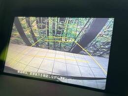 【バックカメラ】駐車時に後方がリアルタイム映像で確認できます。大型商業施設や立体駐車場での駐車時や、夜間のバック時に大活躍！運転スキルに関わらず、今や必須となった装備のひとつです！