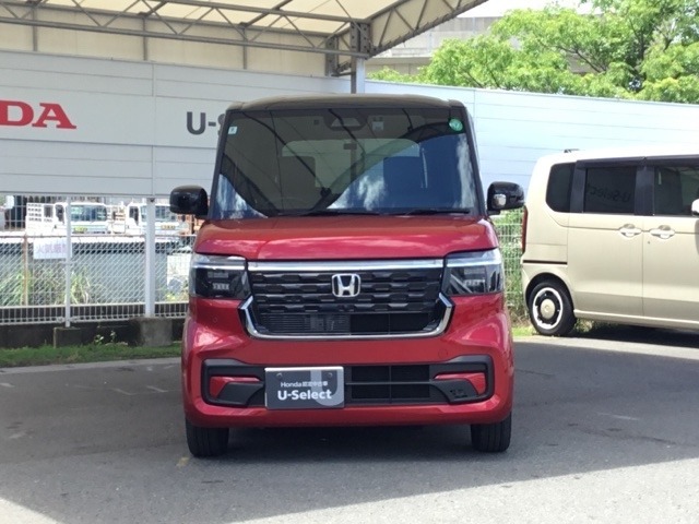 お客様に安全で快適なカーライフをお送りいただくために、中古車にも高いレベルの品質基準を設け、その基準に従って、全ての中古車について納車前整備を実施しています。