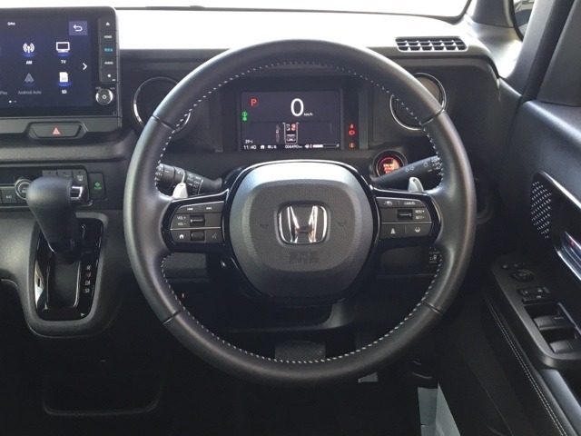 【Honda　SENSING】いつもの道で、高速道路などで、安心・快適な運転を支援します。先進の安全運転機能システム搭載。