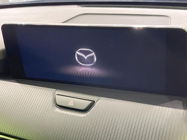 【12.3インチマツダコネクト】車内の雰囲気にマッチした大型ディスプレイ。スマホ接続でのナビ使用やBluetooth再生等、様々な機能が楽しめます。直感的なダイヤル操作が可能で、使い勝手も良好です。