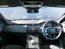 無駄を省いた洗練された内装。11.4タッチスクリーンでシームレスに操作ができます。