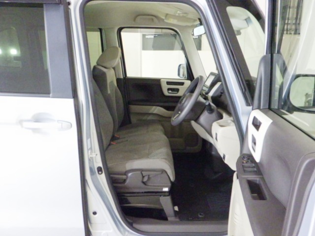すわり心地の良い運転席・助手席です。長時間のドライブの疲れ軽減に貢献します。どうぞ快適なドライブを♪