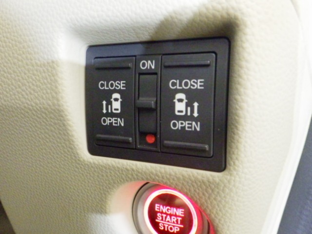両側電動スライドドア！！荷物で手が塞がる時など簡単にドアの開閉が出来ます！何より力いらずで開閉OK！女性やお年寄りにも優しい♪電動機能はOFFにもできますから元気なお子様の駆け出しも安心！