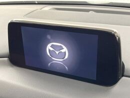 【マツダコネクトナビ】車内の雰囲気にマッチした一体型タイプのナビ。各種車輌設定やBluetooth再生等、様々な機能が楽しめます。直感的なダイヤル操作が可能で、使い勝手も良好です。