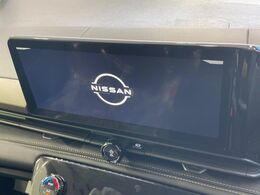 【メーカー純正12型ナビ】インテリアに溶け込むスタイリッシュな「専用設計」メーカーナビを装備♪視認性や操作性など基本性能にも優れ、より上質なカーライフをお楽しみいただけます。