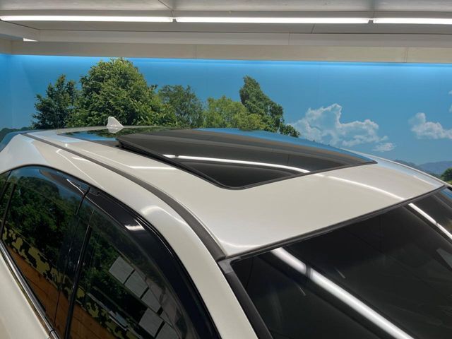 【サンルーフ】開放感たっぷりの希少装備、サンルーフが装着されています！車内に明かりを取り入れたり景色を楽しむ以外にも、車内の空気も簡単に換気できて快適です！