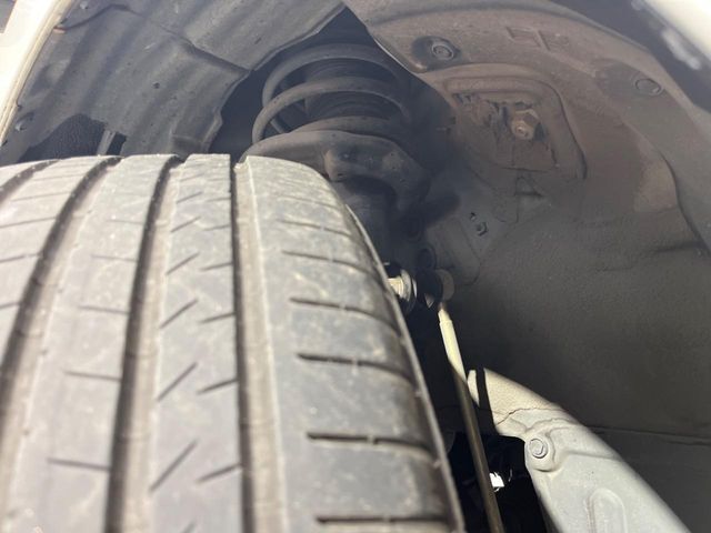 お車を安心してお乗りいただく為には、足回りの定期点検が欠かせません。サービスサポート（有償保証）では無料点検もご提供しており、安心のカーライフをお過ごしいただけるサポート体制が整っています。