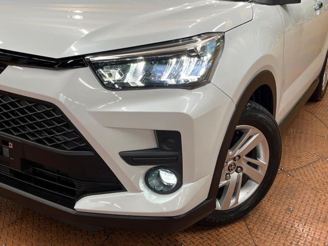 【LEDヘッドライト】悪天候や夜間走行時も良好な視界を確保し安心して運転できる高輝度LEDヘッドライトを装備！点灯速度が早く、消費電力も抑えられています。