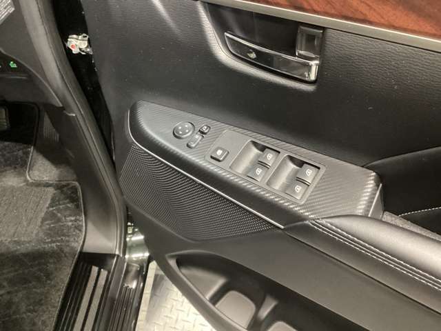 パワーウインドウを装備していますので、ボタン一つで窓の開閉ができます。