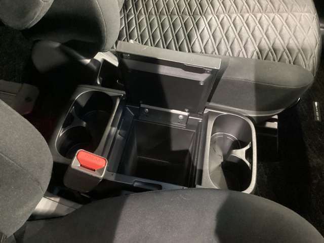 ペットボトル等も置けるカップホルダー装備♪