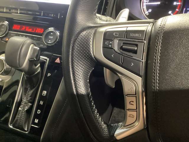 運転中の操作も目線をさらさず出来ます♪