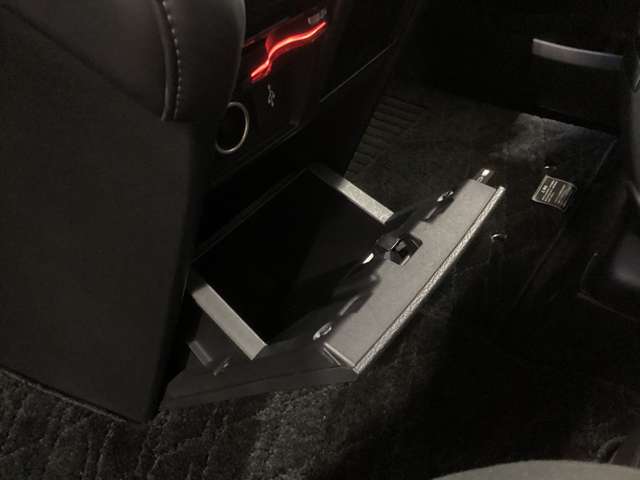 携帯電話やお財布等の小物が入ります♪