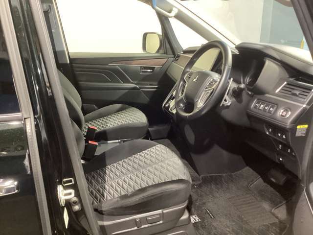 ドライバーシートは電動です◆スライド、リクライニング、高さ調整はスイッチ操作でラクラク♪