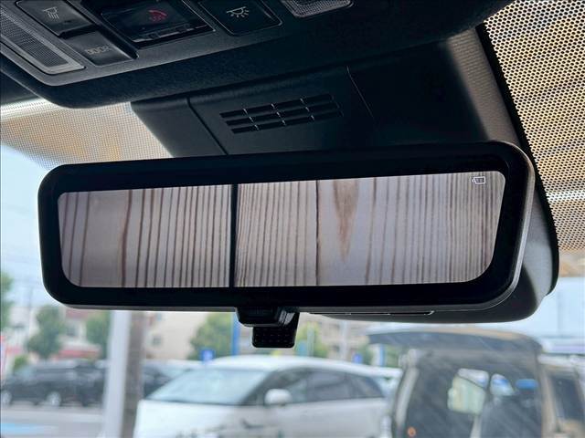 【デジタルインナーミラー】を装備しております。 夜間でも、後席に人や荷物が載っていても後方の視界がしっかり確保されていますね！