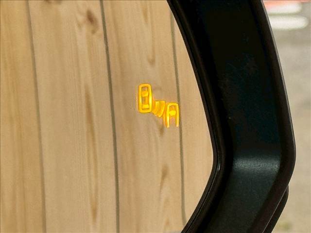 【ブラインドスポットモニター（BSM）】車線変更時に車両後方から来る車両を検知し安全をサポートする装置です。
