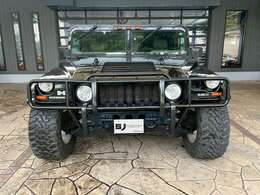 軍用車であるハンヴィーの市販化を、俳優のアーノルド・シュワルツェネッガーがAMゼネラル社に強く要望したことがきっかけで、1992年にハマー H1が誕生しました。