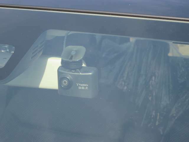 必需品になりつつあるドライブレコーダーも装着しております。万が一の事故の際にも動画を録画してくれるので事故後の不安も払拭できます。