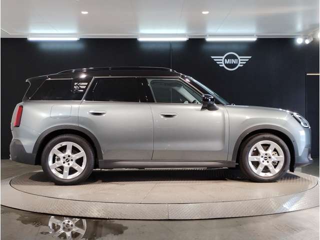 ☆MINIの車の始まりは大人四人がギリギリ乗れるコンパクトな車です！！今となっては3ナンバーですが、もともとは5ナンバーの車でした！！