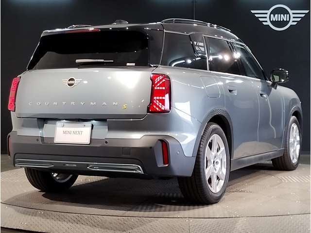 トランクルームにはカバーが付いており。目隠しや盗難防止などの効果が御座います。