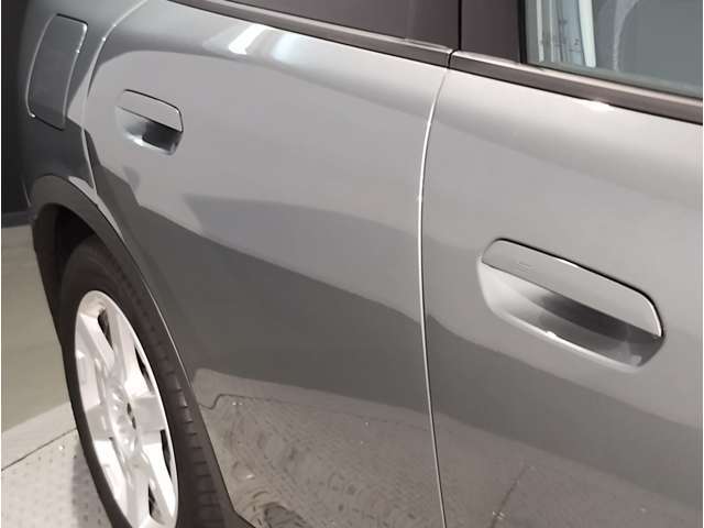 MINIはドアが分厚いです。衝突によりドアがつぶれてしまった場合にも外からいち早くドアを開けれるよう考えられています。数十秒の救出の遅れが命につながりかねない場合、こういった配慮が重要なポイントです。