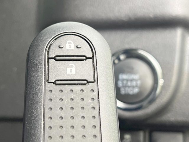【キーフリーシステム】カバンやポケットに入れたままでもドアの施錠・解錠が可能なスマートキーを装備。エンジンのオン・オフ時もカギを取り出す必要が無いからとっても便利です♪