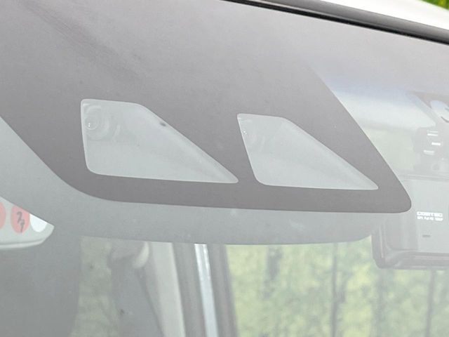 【スマートアシスト】走行中に前方の車両等を認識し、衝突しそうな時は警報とブレーキで衝突回避と被害軽減をアシスト。より安全にドライブをお楽しみいただけます。