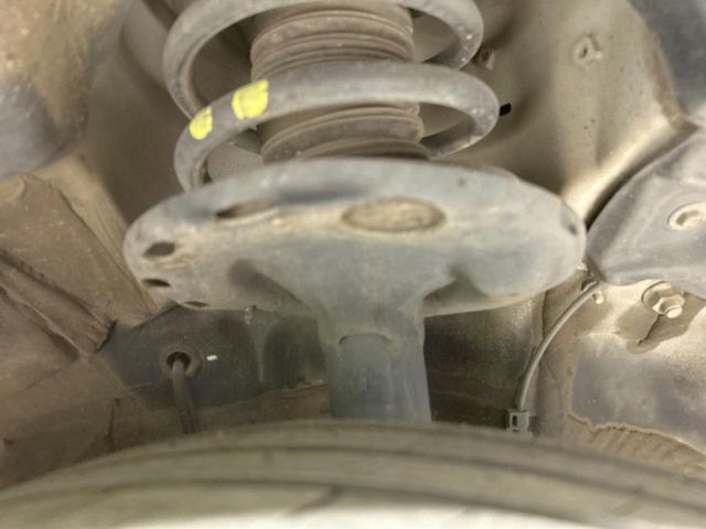 お車を安心してお乗りいただく為には、足回りの定期点検が欠かせません。サービスサポート（有償保証）では無料点検もご提供しており、安心のカーライフをお過ごしいただけるサポート体制が整っています。