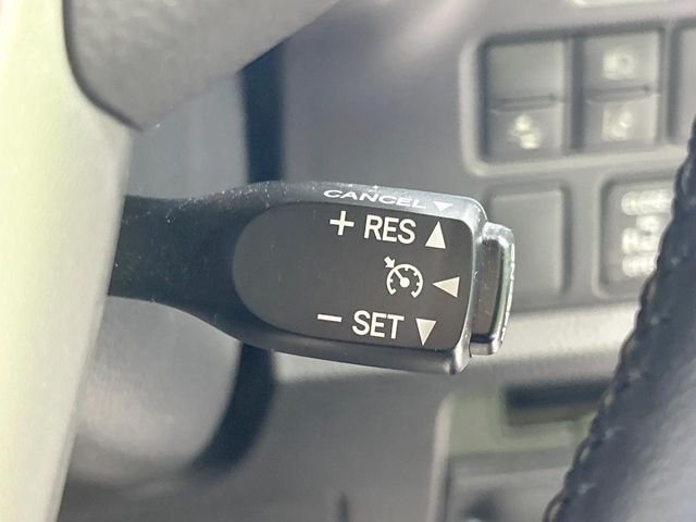 【クルーズコントロール】高速道路もラクラク走行。アクセルを離しても一定速度で走行ができ、長距離運転時の負担を軽減！加速・減速も簡単なスイッチ操作で調整できます。