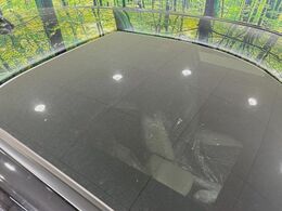 【パノラマルーフ】大型のガラスルーフ搭載で車内の解放感が一気にアップ！開放的なドライブをお楽しみいただけます。