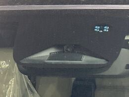 【ホンダセンシング】走行中に前方の車両等を認識し、衝突しそうな時は警報とブレーキで衝突回避と被害軽減をアシスト。より安全にドライブをお楽しみいただけます。