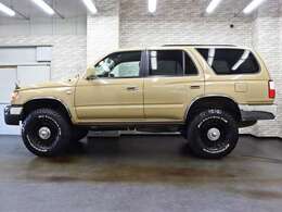 リフトアップによって、ハイラックスサーフがもつ重厚感を、より一層引き立てています