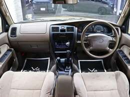 熟練の選任スタッフがインパネからフロアマットまで、丁寧に車内クリーニングを施工しております。必要な場合は各部リペアや車内消臭も施工しておりますので、安心してお買い求め頂けます。