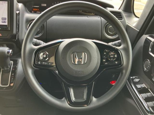 WECARSの展示場では実際に見て、触ってお車をお選びいただけます！知識の豊富な営業スタッフが様々なカーライフをご提案いたします！