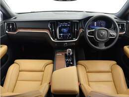 Google搭載/ETC2.0/360度カメラのフルセット搭載。9インチ・タッチスクリーン式センターディスプレイと、モード選択式の12.3インチデジタル液晶ドライバー・ディスプレイを装備。