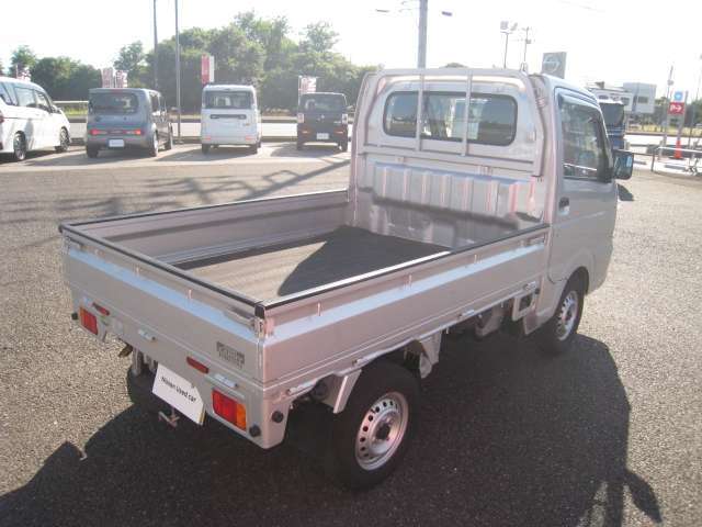 納車前に当社整備工場にてディーラー整備士が、12ヶ月点検又は車検整備を実施。安心してお乗り頂けます。