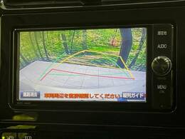 【バックカメラ】駐車時に後方がリアルタイム映像で確認できます。大型商業施設や立体駐車場での駐車時や、夜間のバック時に大活躍！運転スキルに関わらず、今や必須となった装備のひとつです！