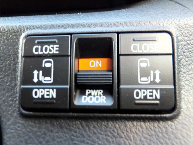 雨天でも安心！屋根付き展示スペースがございます♪数台限定になりますので、事前にご来店予約（お電話でもメールでもOK！）をしていただければ、スムーズにお車をご覧いただくことが可能です。