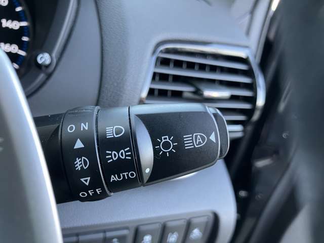 【フルオートエアコン】設定した温度に合わせて風向きや風量を自動調整してくれる便利なフルオートエアコン♪